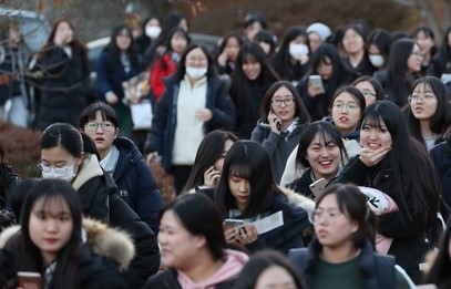 2018학년도 대학수학능력시험(수능)일인 23일 오후 경북 포항시 이동고등학교에서 시험을 마친 수험생들이 시험장을 나서고 있다. [사진=뉴시스]