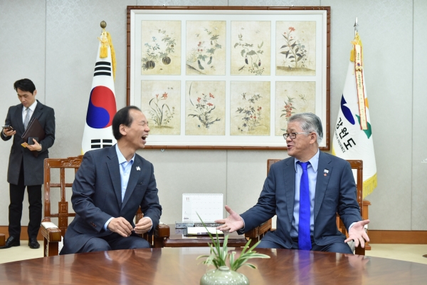 최신원 SK네트웍스 회장(오른쪽)이 강원도청을 방문해 최문순 강원도지사와 얘기를 나누고 있다. 제공 | SK네트웍스
