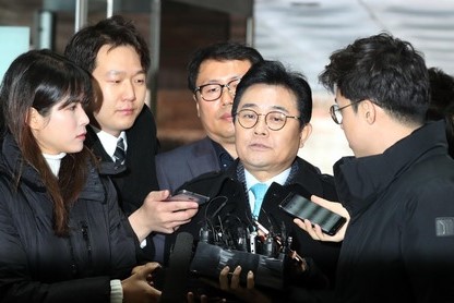 검찰이 28일 오전 전병헌 전 청와대 정무수석 뇌물수수 의혹과 관련해 GS홈쇼핑을 압수수색하고 있다. 사진은 전 전 수석이 지난 24일 오전 서울 서초구 서울중앙지방법원에서 열린 영장실질심사에 출석하며 취재진의 질문에 답변하고 있는 모습. [사진=뉴시스]