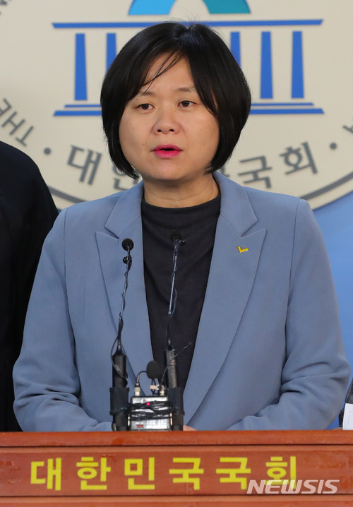 28일 오전 서울 여의도 국회 정론관에서 이정미 정의당 대표가 민주노총, 한국노총과 함께 근로기준법 개정안 반대 기자회견을 하고 있다. [출처=뉴시스]