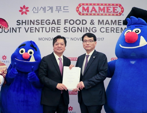27일 말레이시아 말라카에 위치한 마미 더블 데커 본사에서 최성재 신세계푸드 대표(오른쪽)와 탄 스리 팡 티취 마미 더블 데커 대표가 '신세계 마미' 합작법인 설립 계약을 체결했다. 출처| 신세계 푸드