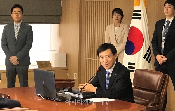 한국은행 이주열 총재가 30일 금융통화위원회를 주재하고 있다.