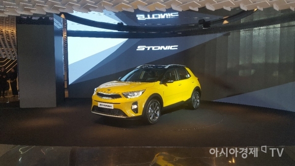기아자동차가 소형SUV 스토닉 가솔린 모델을 선보였다