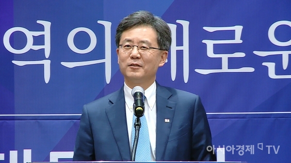 김현종 산업통상자원부 통상교섭본부장이 30일 코엑스에서 열린 '4차 산업혁명과 한국 무역의 새로운 길' 대토론회에 참석해 축사를 하고 있다.