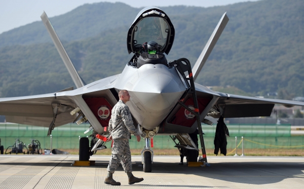 경기 성남 서울공항 활주로에 F-22 랩터가 계류되어 있다. [사진=뉴시스]