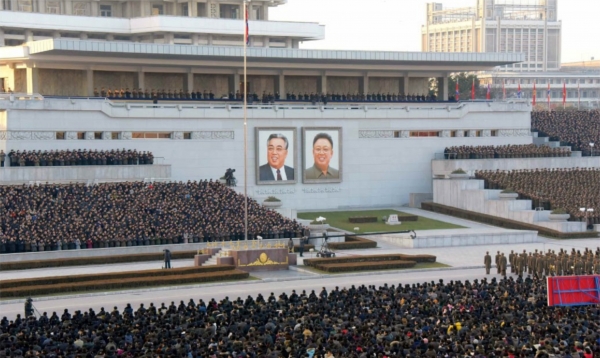 북한이 지난 1일 평양 김일성광장에서 신형 대륙간탄도미사일(ICBM)급 '화성-15형' 발사를 자축하는 군민연환대회를 개최했다. [사진=뉴시스]