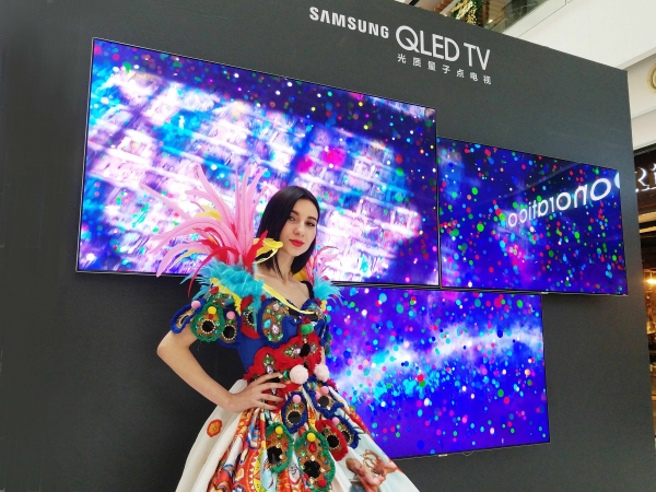 삼성전자 모델이 중국 QLED 카니발 행사장에서 삼성 QLED TV 제품을 소개하고 있다. 제공 | 삼성전자