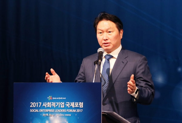 최태원 SK회장이 지난 6월 서울시 중구 대한상공회의소에서 열린 사회적기업 국제포럼에서 기조연설을 하고 있다. 제공 | SK그룹