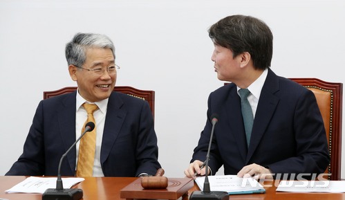 4일 오전 국회에서 열린 제37차 최고위원회의에 참석해 김동철 원내대표와 안철수 대표가 대화를 나누고 있다. [사진=뉴시스]