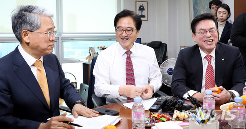 3당 원내대표가 4일 국회 예산안 처리를 두고 회동에 앞서 촬영을 하고 있다. [사진=뉴시스]
