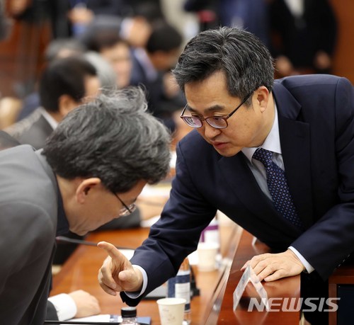 【서울=뉴시스】고범준 기자 = 김동연 경제부총리 겸 기획재정부 장관이 6일 오전 서울 종로구 세종로 정부서울청사에서 열린 대외경제장관회의에 참석해 김현종 산업통상자원부 통상교섭본부장과 대화를 하고 있다. 2017.12.06. bjko@newsis.com [출처=뉴시스]