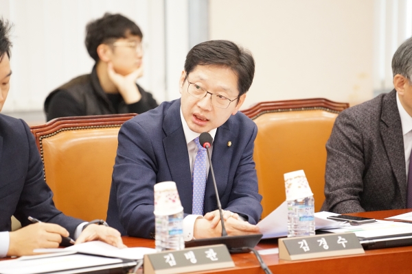 김경수 의원이 6일 열린 산업통상자원중소벤처기업위원회 전체회의에서 백운규 산업부 장관에게 질의를 하고 있다. [출처=김경수 의원실]