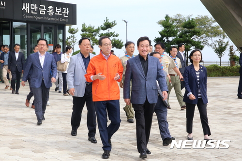 【부안=뉴시스】김종효 기자 = 지난 9월2일 오전 전북 부안 새만금홍보관을 찾은 이낙연 국무총리가 '2023 세계잼버리' 개최 준비상황을 보고받은 뒤 송하진 도지사와 함께 홍보관을 나서고 있다. 2017.09.02. seun6685@newsis.com [출처=뉴시스]