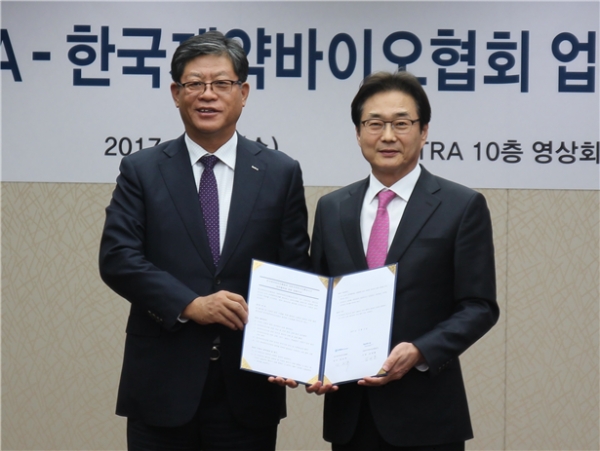 한국제약바이오협회 원희목 회장(오른쪽)과 대한무역투자진흥공사(KOTRA) 김재홍 사장이 6일 KOTRA 10층 회의실에서 업무협력에 관한 MOU를 체결했다. 출처 | 한국제약바이오협회