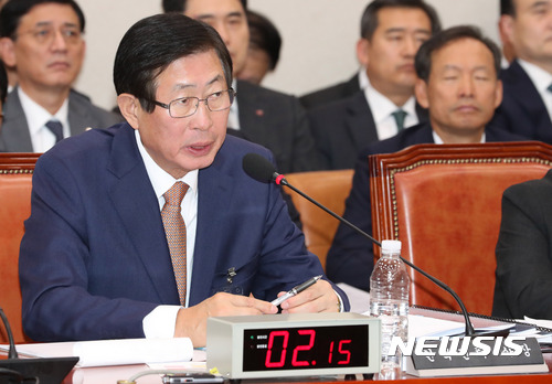 【서울=뉴시스】배훈식 기자 = 23일 오전 서울 여의도 국회 산업통상자원중소벤처기업위원회 회의실에서 열린 2017 국정감사에 참석한 조환익 한국전력공사 사장이 의원 질의에 답변하고 있다. 2017.10.23. dahora83@newsis.com [출처=뉴시스]