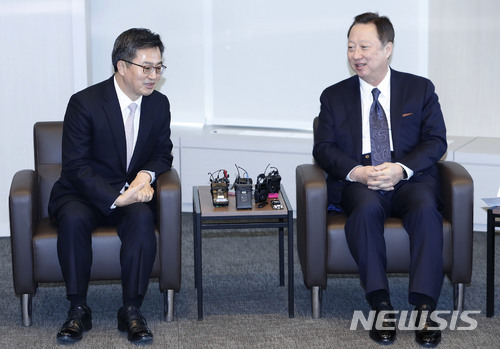8일 대한상공회의소에서 김동연 경제부총리 겸 기획재정부 장관과 박용만 대한상공회의소 회장과 현안에 대해 논의하고 있다. [사진=뉴시스]