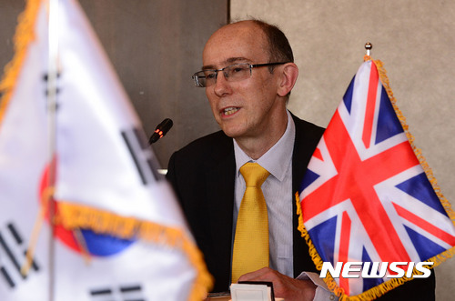 【서울=뉴시스】김선웅 기자 = 브렉시트(영국의 EU탈퇴)이후 영국과 기존 한·EU 자유무역협정 혜택과 관련해24일 서울 중구 롯데호텔에서 열린 한·영 무역작업반 제1차 회의에서 영국측 수석대표 존 알티 국제통상부 차관보가 모두발언을 하고 있다. 2017.02.24. mangusta@newsis.com [출처=뉴시스]