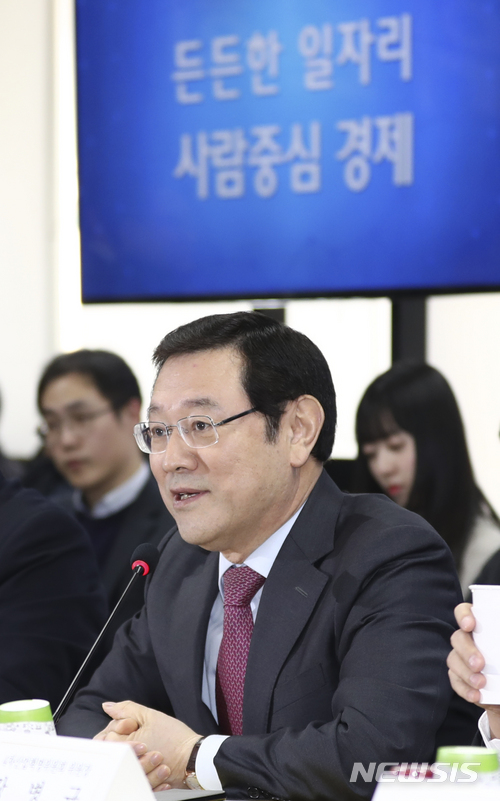 【서울=뉴시스】최진석 기자 = 이용섭 대통령 직속 일자리위원회 부위원장이 12일 오전 서울 종로구 일자리위원회에서 '제4차 일자리위원회 회의'를 주재, 모두발언을 하고 있다. 2017.12.12. myjs@newsis.com [출처=뉴시스]