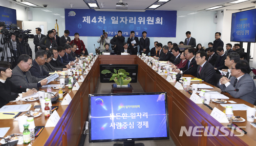 【서울=뉴시스】최진석 기자 = 이용섭(오른쪽 세번째) 대통령 직속 일자리위원회 부위원장이 12일 오전 서울 종로구 일자리위원회에서 '제4차 일자리위원회 회의'를 주재, 모두발언을 하고 있다. 2017.12.12. myjs@newsis.com