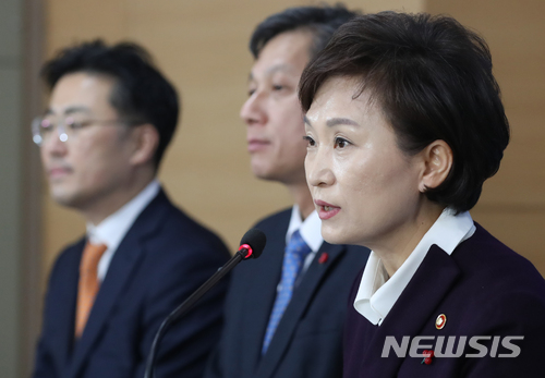 【서울=뉴시스】고승민 기자 = 김현미(오른쪽) 국토교통부 장관이 13일 오후 서울 종로구 정부서울청사에서 임대주택 등록 활성화 방안 브리핑을 하고 있다. 2017.12.13. kkssmm99@newsis.com [출처=뉴시스]