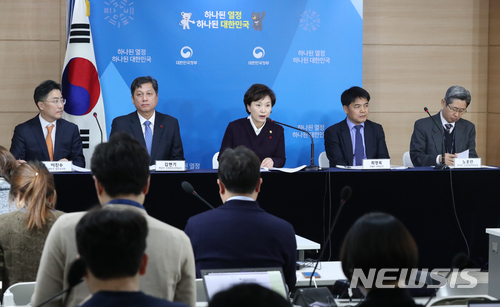 【서울=뉴시스】고승민 기자 = 김현미 국토교통부 장관이 13일 오후 서울 종로구 정부서울청사에서 임대주택 등록 활성화 방안 브리핑을 하고 있다. 왼쪽부터 이진수 법무부 법무심의관, 김현기 행정안전부 지방재정경제실장, 김현미 장관, 최영록 기획재정부 세제실장, 노홍인 보건복지부 건강보험정책국장. 2017.12.13. kkssmm99@newsis.com [출처=뉴시스]