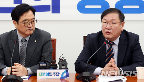 김태년 더불어민주당 정책위의장이 15일 오전 국회 더불어민주당 원내대표회의실에서 진행된 더불어민주당 원내대책회의에서 모두발언을 하고 있다. [사진=뉴시스]