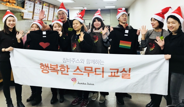 생과일주스 전문점 잠바주스가 장애인 바리스타들을 대상으로 '행복한 스무디 교실'을 진행했다. 출처| SPC