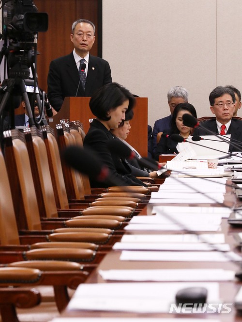 백운규 산업통상자원부 장관이 18일 오전 국회 산업통산자원중소벤처기업위원회 회의실에서 열린 전체회의에서 한·미 FTA 개정 추진 계획 및 현안 보고를 하고 있다.