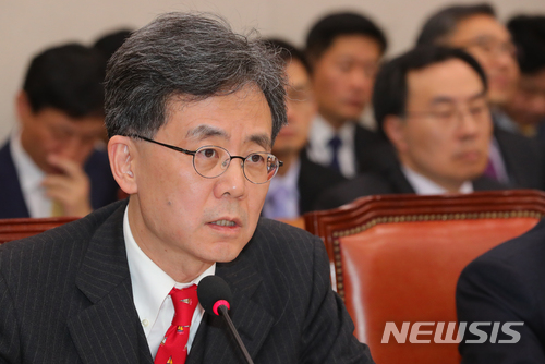 18일 국회 산업통상자원중소벤처기업위원회 회의실에서 열린 전체회의에 참석한 김현종 통상교섭본부장이 의원 질의에 답변하고 있다. [사진=뉴시스]
