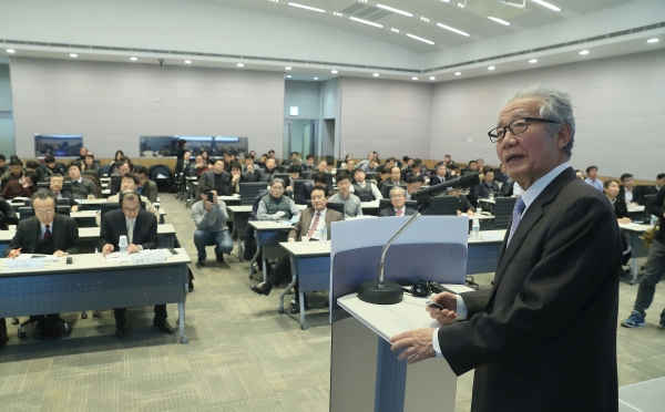 19일 전경련회관 컨퍼런스센터에서 이기화 서울대 명예교수가 '최근 한국 내 지진활동 현황 및 전망'을 주제로 발표하고 있다. 제공| 전국경제인연합회