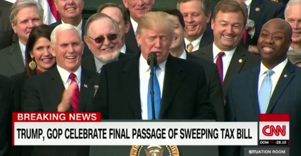 트럼프 미국 대통령이 20일(현지시간) 법인세 감세를 골자로 하는 세재개편안이 양원을 통과하자 성명을 통해 자축하고 있다. 출처| CNN뉴스
