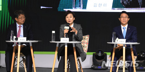 김현미 국토교통부 장관이 21일 오전 경기 성남 여수지구 임대주택 단지에서 열린 주거복지 행복플랫폼 출범식에서 토크쇼를 진행하고 있다. [사진=뉴시스]