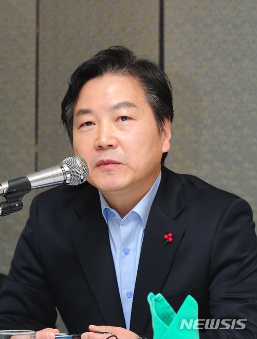 홍종학 중소벤처기업부 장관이 주 8시간 특별연장근로 허용에 동의한다고 밝혔다. [사진=뉴시스]