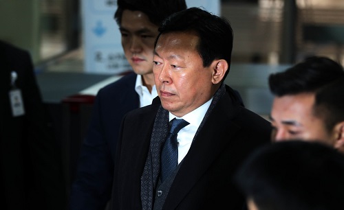 신동빈 롯데그룹 회장이 공판이 끝난 뒤 법원 밖으로 나가고 있다. 출처| 뉴시스