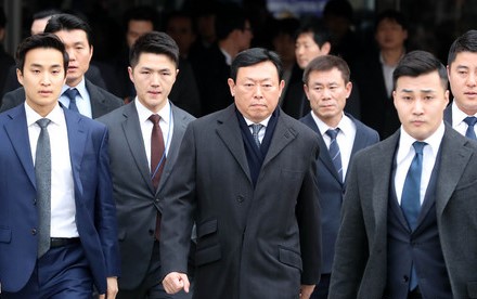 롯데그룹 횡령·배임·탈세혐의 관련 1심 선고 공판에서 징역 1년8개월에 집행유예 2년을 선고 받은 신동빈 롯데그룹 회장이 22일 오후 서울 서초동 서울중앙지법을 나서고 있다. [사진=뉴시스]