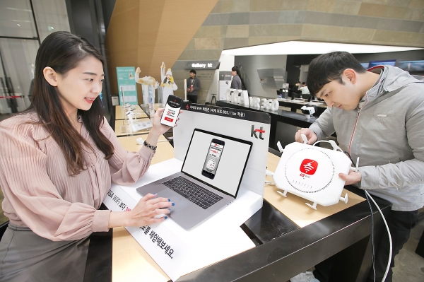 모델들이 광화문 KT스퀘어에서 KT 차세대 와이파이를 체험하고 있는 모습