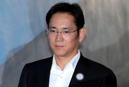 이재용 삼성전자 부회장이 27일 서울 서초구 서울고등법원에서 열린 '최순실 뇌물 공여' 항소심 결심 공판에 출석하고 있다. [사진=뉴시스]