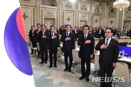 【서울=뉴시스】전신 기자 = 문재인 대통령이 27일 청와대 영빈관에서 열린 제1차 국민경제자문회의-경제관계장관회의에 참석해 김동연 경제부총리 겸 기획재정부 장관, 유영민 과학기술정보통신부 장관, 김광두 국민경제자문회의 부의장 및 참석자들과 국기에 대한 경례를 하고 있다. 2017.12.27. photo1006@newsis.com [출처=뉴시스]