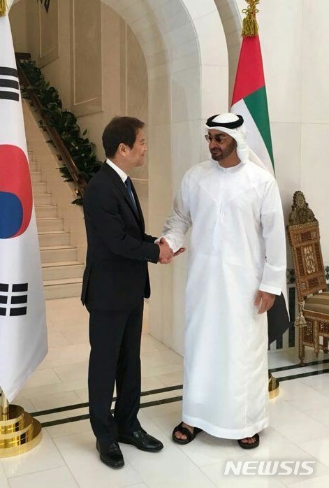 문재인 대통령 특사로 아랍에미리트연합국(UAE)를 방문한 임종석 대통령 비서실장이 10일 오후(현지시각) 쉐이크 모하메드 빈 자이드 알 나흐얀 왕세제와 만나 악수 하고 있다. 사진=뉴시스 제공