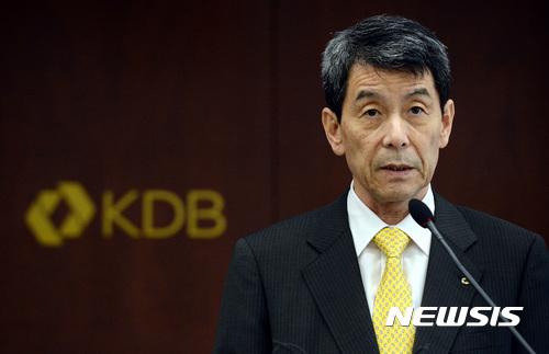 KDB산업은행이 올 상반기 단장 및 팀장급 인사이동을 실시했다. 사진은 이동걸 산업은행 회장.ㅣ사진=뉴시스