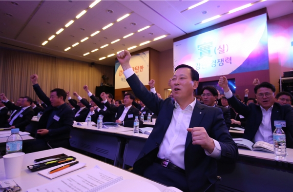 IBK기업은행 김도진 은행장과 영업점장들이 26일 2018년 전국 영업점장 회의에서 새해 각오를 다지고 있는 모습ㅣ사진=IBK기업은행