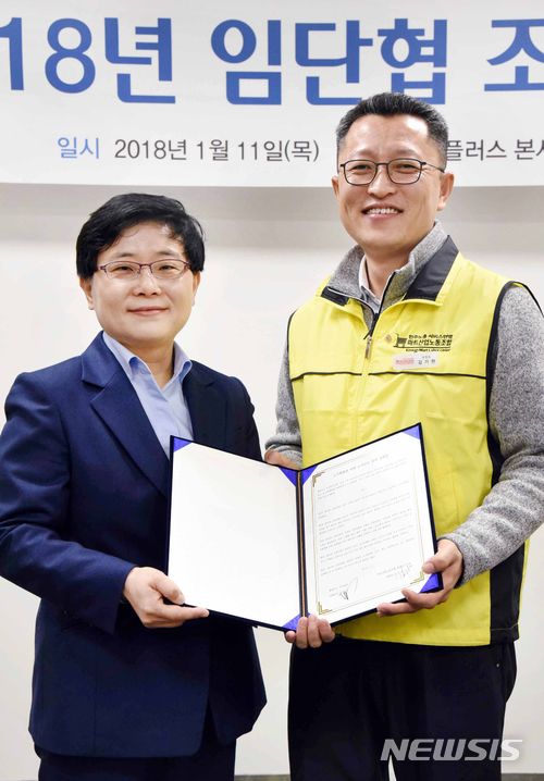 【서울=뉴시스】 임일순(왼쪽) 홈플러스 대표이사 사장과 김기완 홈플러스 노동조합위원장이 11일 서울 강서구 홈플러스 본사에서 2018년 임금·단체협상 조인식을 마친 후 악수를 나누고 있다. 홈플러스 노사는 이날 임단협을 통해 정부의 노동정책에 앞장서자는 공감대를 갖고, 최저임금 산입 범위를 조정하기 위한 인위적인 임금체계 개편 없이 직원들의 실질적 임금 인상을 도모해 법정 최저임금을 상회하는 수준인 최대 14.7%(사원 기준) 인상안에 합의했다. 2018.01.11. (사진=홈플러스 제공) photo@newsis.com [출처=뉴시스]