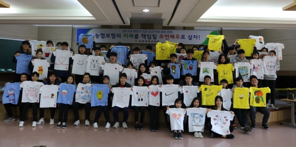 NH농협생명보험(대표이사 서기봉)과 NH농협손해보험(대표이사 오병관)이 29일 농협보험교육원에서 기후난민 어린이를 위한 손싸개와 티셔츠를 제작했다고 30일 밝혔다.