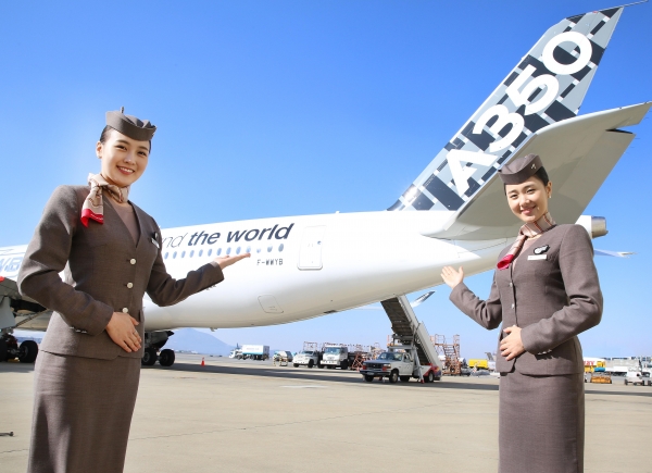 아시아나항공(사장 김수천)의 차세대 주력 기종인 A350 패밀리 중 가장 긴 동체와 항속거리를 보유한 A350-1000이 국내에 첫 선을 보였다고 30일 밝혔다. 제공=아시아나항공.