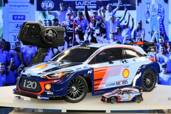 현대자동차-타미야 ‘i20 Coupe WRC RC카’ 최초 공개. 제공=현대차.