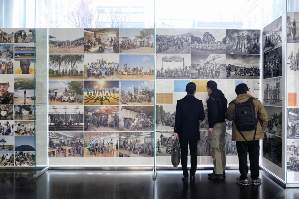 IBK기업은행은 서울 중구 을지로 기업은행 본점 로비에서 다음 달 4일까지 '한빛부대 특별 사진전'을 개최한다고 31일 밝혔다.ㅣ사진=IBK기업은행