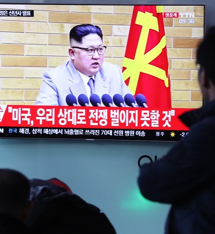 1일 오전 서울 용산구 서울역에서 시민들이 김정은 북한 조선노동당 위원장의 신년사 발표 관련 속보를 시청하고 있다. [사진=뉴시스]