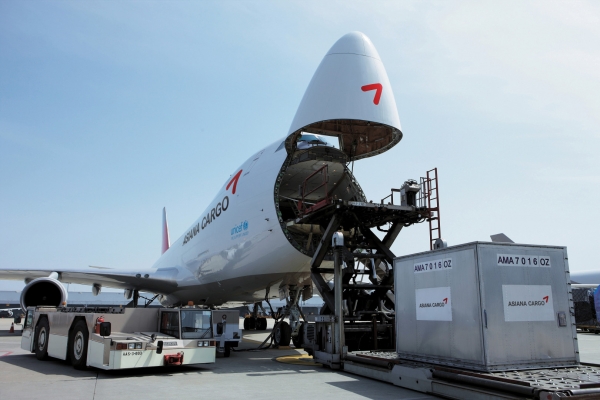 인천국제공항 화물터미널에서 아시아나항공 보잉747 화물기에 화물을 탑재하고 있다. 사진=아시아나항공 제공