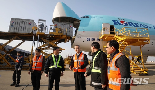 【인천공항=뉴시스】추상철 기자 = 백운규(오른쪽 세번째) 산업통상자원부 장관이 1일 오전 인천공항 화물터미널에서 대한항공 화물기에 탑승해 설명을 듣고 있다. 한편, 지난해 수출은 무역 통계를 작성한 이후 61년 만에 최대 수출 실적인 5739억 달러를 기록했다. 2018.01.01. scchoo@newsis.com [출처=뉴시스]