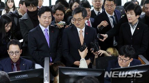 김동연 경제부총리 겸 기획재정부 장관이 2일 오후 영등포구 근로복지공단 서울남부지사를 방문해 일자리 안정자금 실태 점검을 하고 있다. [사진=뉴시스]